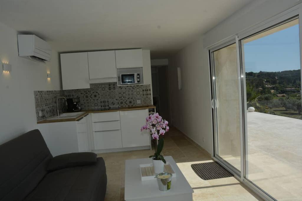 La Venturonne Appartement Neuf Rez De Jardin 45 M2 Vue Mer Et Vignes 10 Mn Des Plages Le Beausset Eksteriør billede